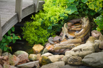 Ubbink REVETÃ“N Wasserfallelement, Bogen rechts - Polyresin, Pumpe 900l/h,  naturgetreue Felsnachbildung