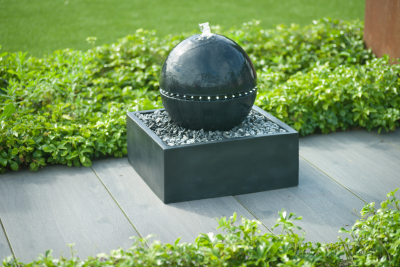 Ubbink TRIPOLI - schwarze Polyresin-Kugel mit umlaufender LED-Beleuchtung
