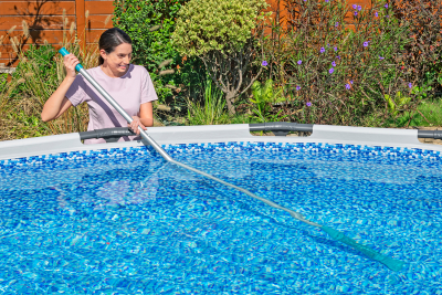 Bestway Poolpflege-Set AquaSurge mit akkubetriebenem Poolsauger, Kescher und Poolbürste für Poolgrößen bis 610 cm