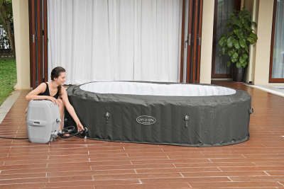 Bestway LAY-Z-SPA XXL-Whirlpool Mauritius AirJet mit App-Steuerung, für 7 Personen Durchm. 270 x 180 x 71 cm, Holz-Optik (Basaltgrau)