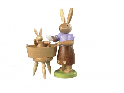 Hasenmutter mit badendem Kind