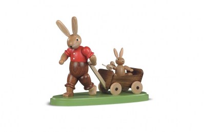 Hasenvater mit Kind auf Bollerwagen