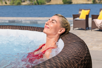 Bestway LAY-Z-SPA Energiespar-Whirlpool Bali AirJet mit App-Steuerung, für 7 Personen, Durchm. 216 x 71 cm, Rattan-Optik (Schokobraun)